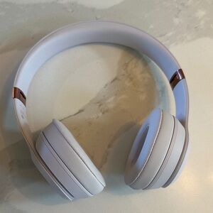 Beats Solo 4 Wireless Over-Ear Headphones - cloud pink
